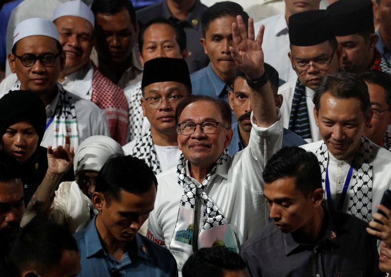 &copy; Reuters. رئيس الوزراء الماليزي أنور إبراهيم يلوح خلال مظاهرات لإظهار الدعم للفلسطينيين في 
كوالالمبور  في ماليزيا يوم الاثنين. تصوير: حسنور حسين - رو