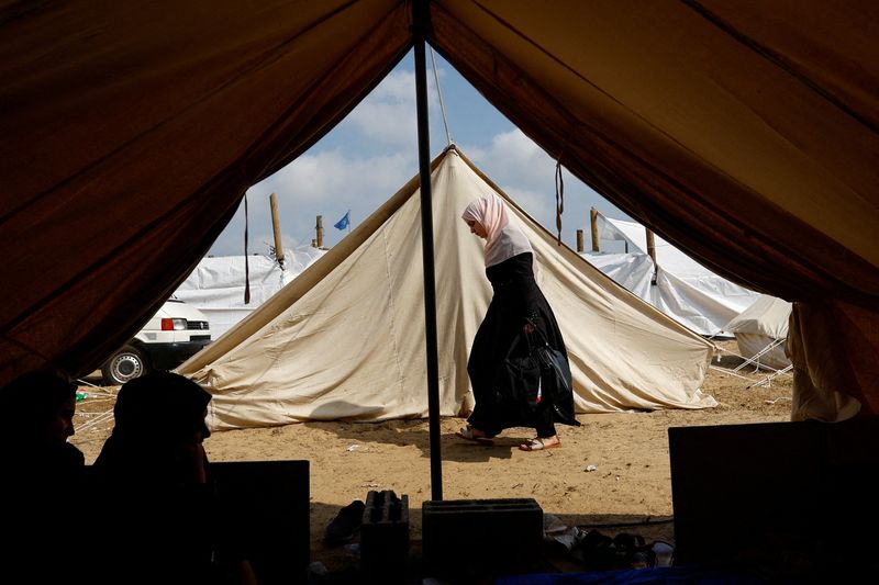 &copy; Reuters. Palestinos se abrigam em campo administrado pela ONU em Khan Younis, na Faixa de Gaza
23/10/2023
REUTERS/Ibraheem Abu Mustafa