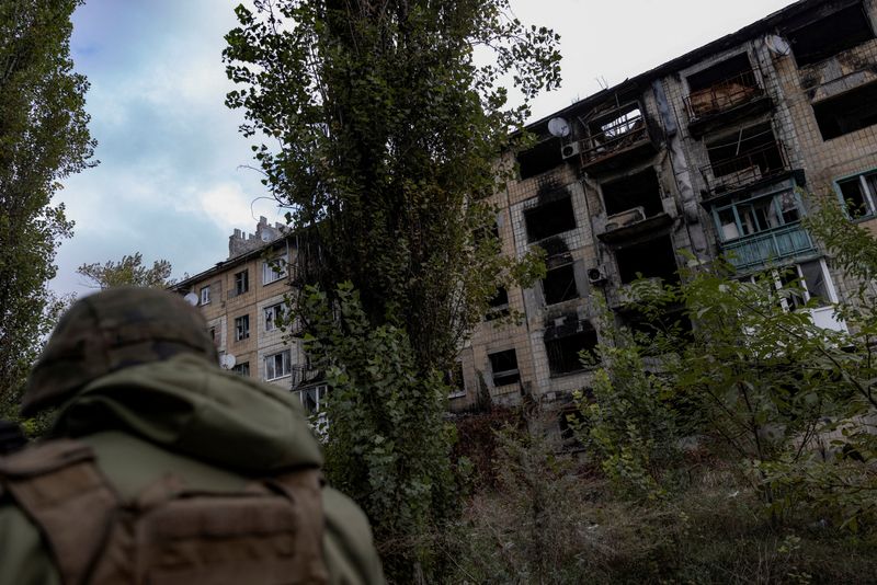 &copy; Reuters. منظر عام لمبنى سكني تضرر جراء الهجوم الروسي على أوكرانيا في منطقة أفدييفكا في دونيتسك بأوكرانيا يوم 17 أكتوبر تشرين الأول 2023. تصوير: يفهين تي