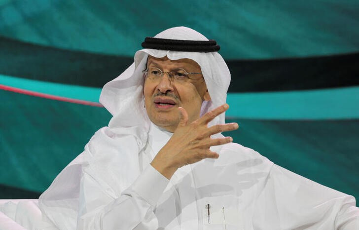 &copy; Reuters. サウジアラビアのアブドルアジズ・エネルギー相は２４日、米石油大手エクソンモービルとシェブロンによる最近の同業買収に言及し、石油やガスが依然として必要であることを示すと指摘