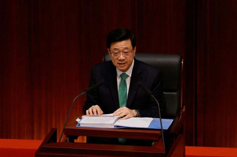 © Reuters. Hong Kong Chief Executive John Lee delivers his annual policy address at the Legislative Council in Hong Kong, China October 25, 2023. REUTERS/Tyrone Siu