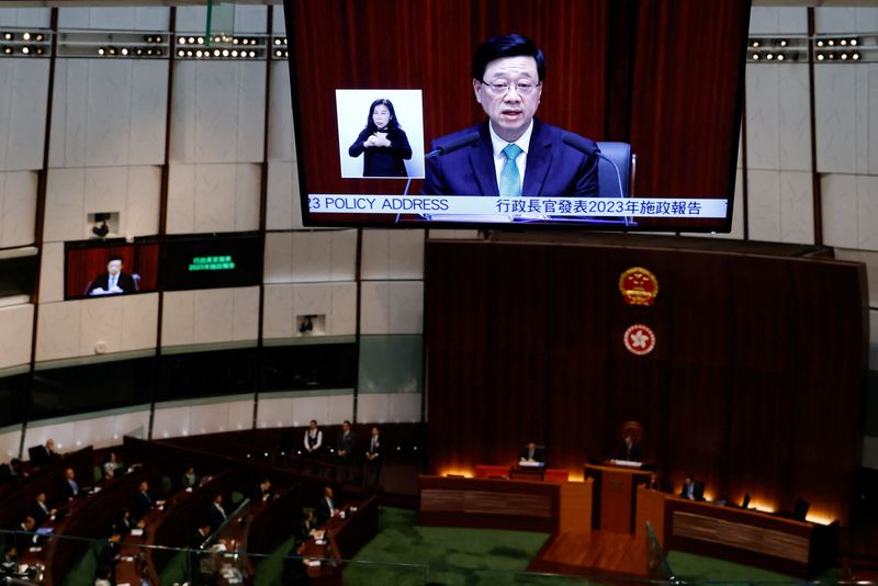 &copy; Reuters.     香港政府トップの李家超行政長官は２５日、施政方針演説を行い、不動産市場の活性化と低迷する経済の安定化に焦点を当てる方針を示した（２０２３年　ロイター／Tyrone Siu）