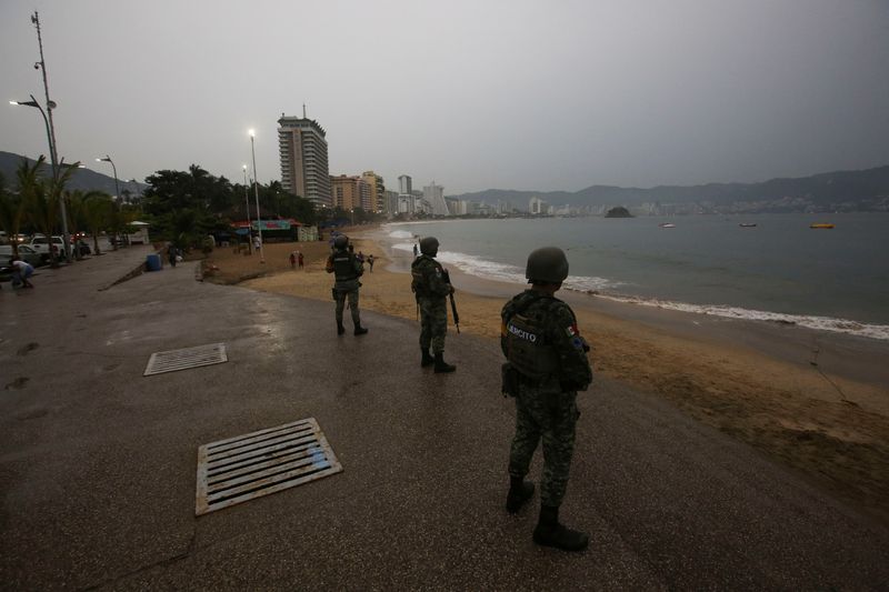 &copy; Reuters. FOTO DE ARCHIVO. Soldados vigilan en una playa mientras el huracán Otis se dirige hacia Acapulco, México. 24 de octubre de 2023. REUTERS/Javier Verdín