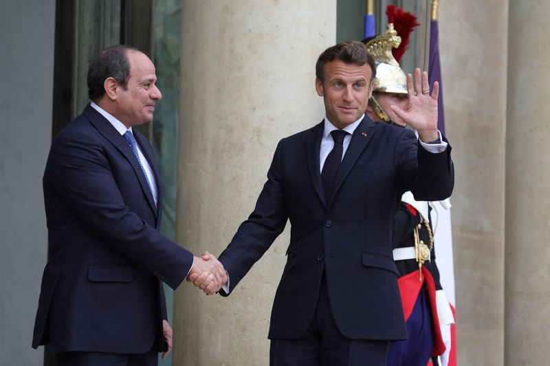 &copy; Reuters. الرئيس الفرنسي إيمانويل ماكرون ونظيره المصري عبدالفتاح السيسي في صورة من أرشيف رويترز.