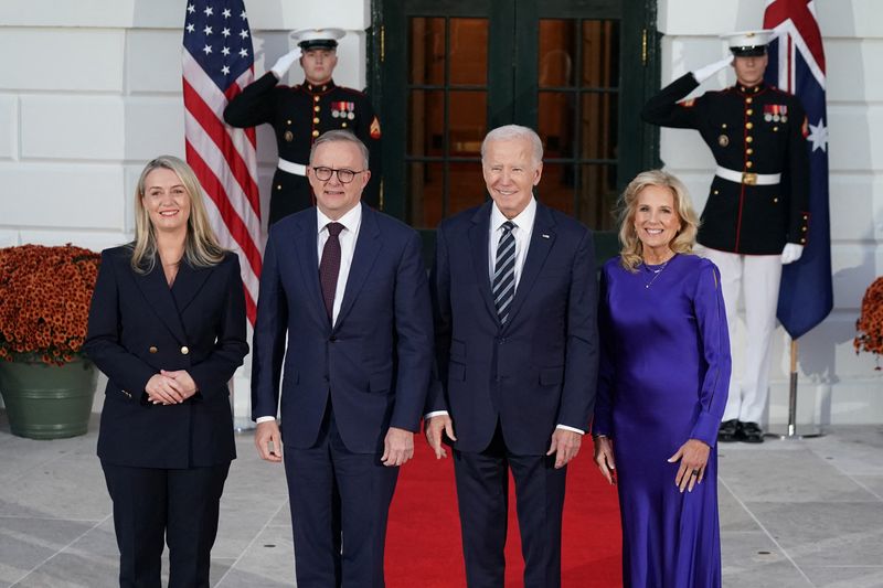 &copy; Reuters. U.S. President Joe Biden and first lady Jill Biden welcome Australian Prime Minister Anthony Albanese and his partner Jodie Haydon to the White House ahead of an official state visit at the White House in Washington, D.C., U.S., October 24, 2023. REUTERS/