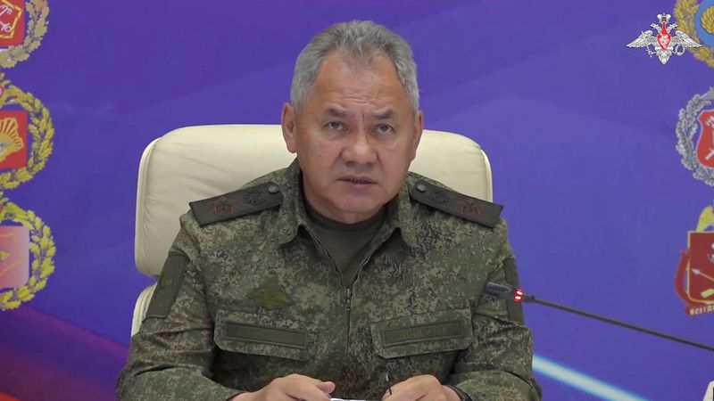 &copy; Reuters. FOTO DE ARCHIVO. El ministro de Defensa ruso, Serguéi Shoigu, asiste a una reunión con los comandantes de las tropas que combaten en Ucrania, en un lugar desconocido, en esta imagen fija de vídeo difundida el 5 de octubre de 2023. Ministerio de Defensa