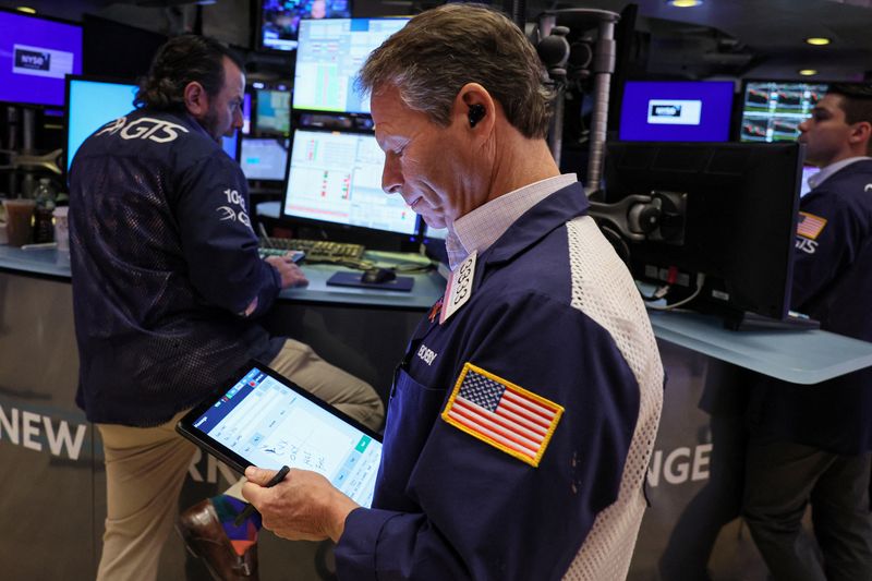 &copy; Reuters. FILE PHOTO: Traders work on the floor at the New York Stock Exchange (NYSE) in New York City, U.S., October 23, 2023.  REUTERS/Brendan McDermid/File Photo