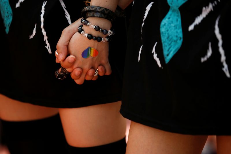 &copy; Reuters. FOTO DE ARCHIVO. Mujeres se toman de la mano durante el desfile del Orgullo Arcoíris de Tokio que celebra a la comunidad LGBTQ+, en Tokio, Japón. 8 de mayo de 2016. REUTERS/Thomas Peter