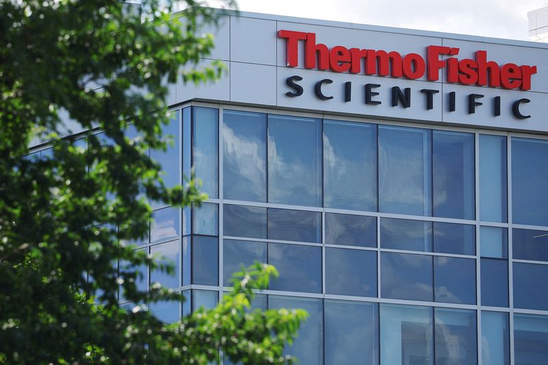 &copy; Reuters. FILE PHOTO: A sign marks the offices of Thermo Fisher Scientific offices in Waltham, Massachusetts, U.S., August 2, 2023. REUTERS/Brian Snyder/File Photo