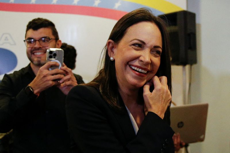 &copy; Reuters. María Corina Machado, la ganadora de las primarias presidenciales de la oposición en Venezuela, a punto de hablar con los medios de comunicación, en Caracas, Venezuela. 24 de octubre 2023. REUTERS/Leonardo Fernández Viloria