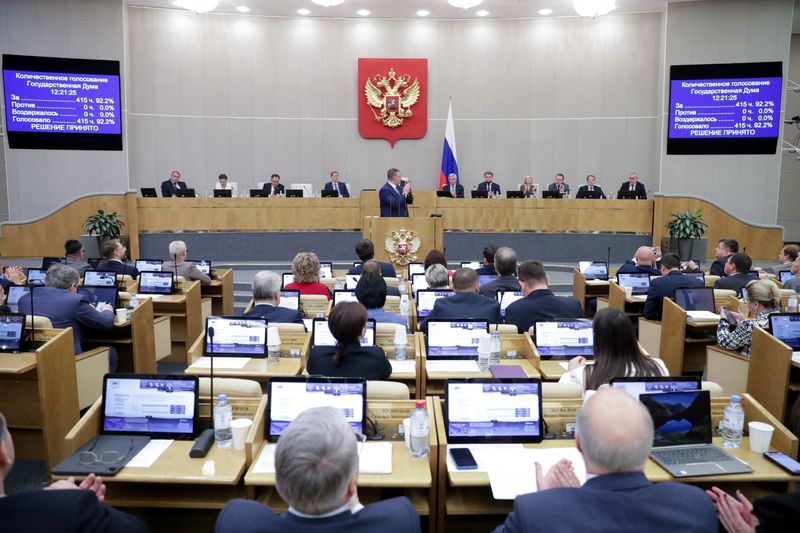 &copy; Reuters. FOTO DE ARCHIVO: Miembros de la cámara baja del parlamento ruso, la Duma Estatal, asistiendo a una sesión plenaria en Moscú, Rusia. 18 de octubre de 2023. Duma Estatal de Rusia/Handout vía REUTERS