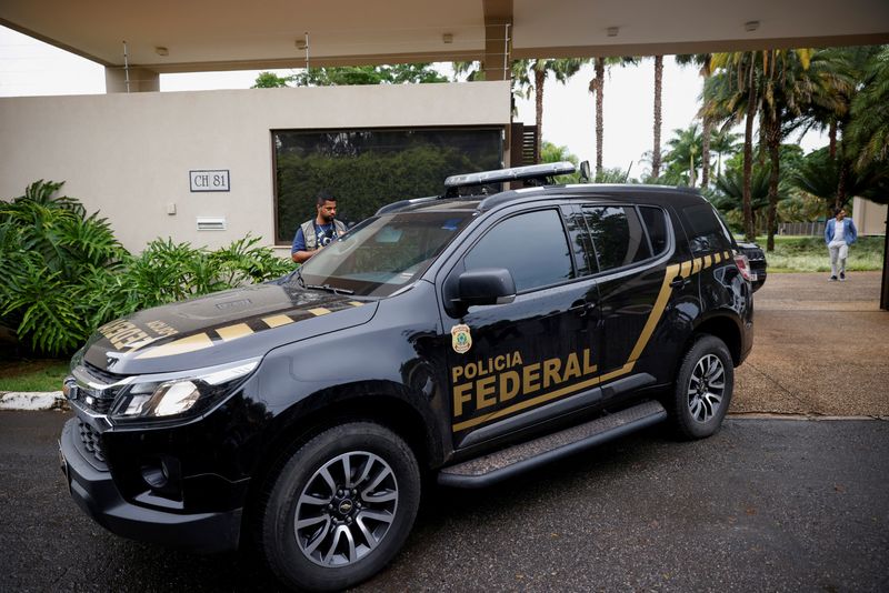 &copy; Reuters. FOTO DE ARCHIVO: Un coche de policía es visto en la casa del gobernador de Brasilia, Ibaneis Rocha, después de que el Supremo Tribunal Federal de Brasil emitió una orden de registro e incautación tras los disturbios antidemocráticos, en Brasilia, Bra