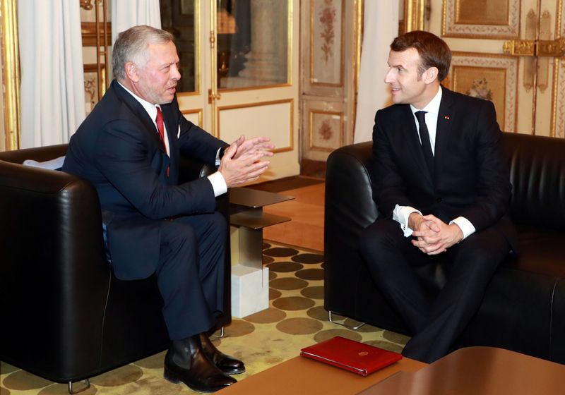 © Reuters. الرئيس الفرنسي إيمانويل ماكرون مع العاهل الأردني الملك عبد الله في باريس بصورة من أرشيف رويترز.
