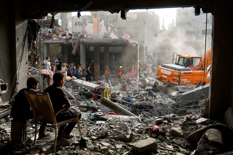 &copy; Reuters. Palestinians search for casualties at the site of Israeli strikes on houses, in Khan Younis, in the southern Gaza Strip, October 25, 2023. REUTERS/Ibraheem Abu Mustafa