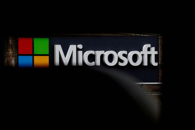 © Reuters. FILE PHOTO: A view shows a Microsoft logo at Microsoft offices in Issy-les-Moulineaux near Paris, France, January 25, 2023. REUTERS/Gonzalo Fuentes/File Photo