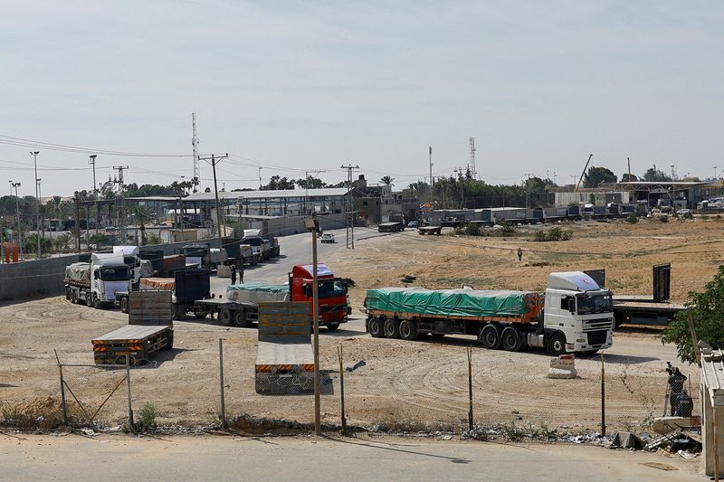 &copy; Reuters. شاحنات تحمل مساعدات تنتظر الدخول لغزة على الجانب الفلسطيني من الحدود مع مصر مع استمرار الصراع بين إسرائيل وحركة حماس الإسلامية الفلسطينية 