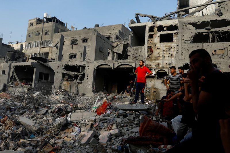 &copy; Reuters. Site des frappes israéliennes, à Khan Younis, dans le sud de la bande de Gaza. /Photo prise le 25 octobre 2023/REUTERS/Ibraheem Abu Mustafa