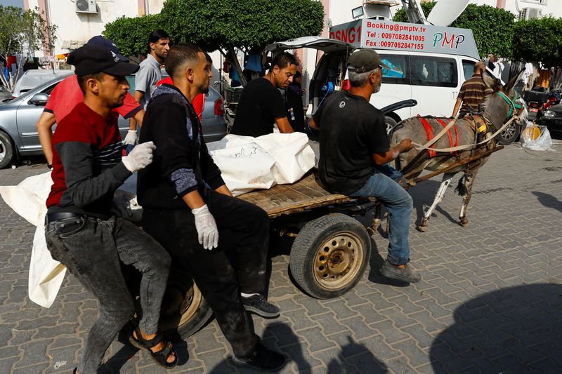 &copy; Reuters. Corpo de palestino é transportado em Khan Younis, sul da Gaza
 25/10/2023    REUTERS/Ibraheem Abu Mustafa