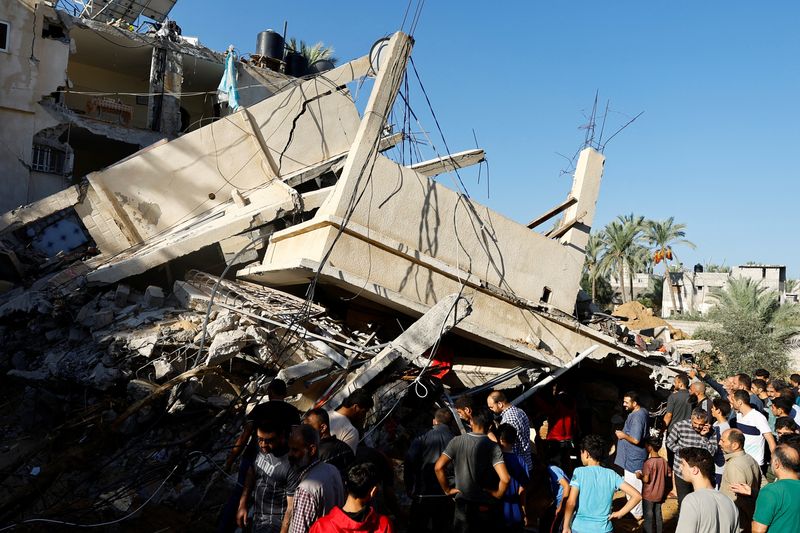 &copy; Reuters. فلسطينيون يبحثون عن ضحايا في موقع غارة إسرائيلية على منزل في خان يونس بجنوب قطاع غزة يوم 21 أكتوبر تشرين الأل 2023. تصوير: إبراهيم أبو مصطفى- روي