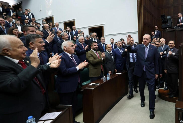 &copy; Reuters. El presidente turco, Tayyip Erdogan, saluda a los diputados de su partido AK en el Parlamento, Ankara, Turquía. 25 octubre 2023. Murat Cetinmuhurdar/PPO/entrega vía Reuters. ATENCIÓN EDITORES - ESTA IMAGEN FUE ENTREGADA POR UNA TERCERA PARTE. NO REVENT