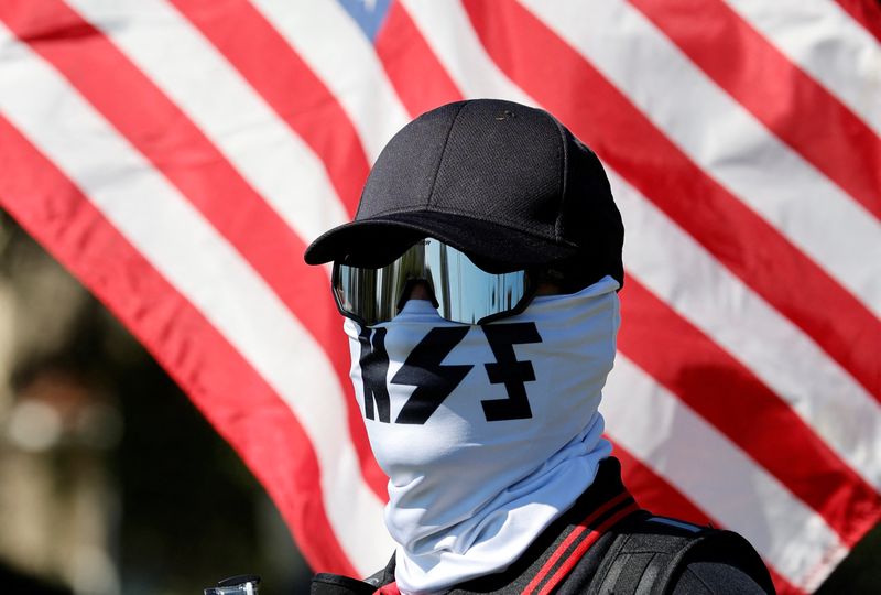 © Reuters. A member of the white nationalist group NatSoc Florida protests against U.S. support for Israel, in response to the war between Israel and Hamas, in Lady Lake, Florida, U.S., October 21, 2023. REUTERS/Joe Skipper