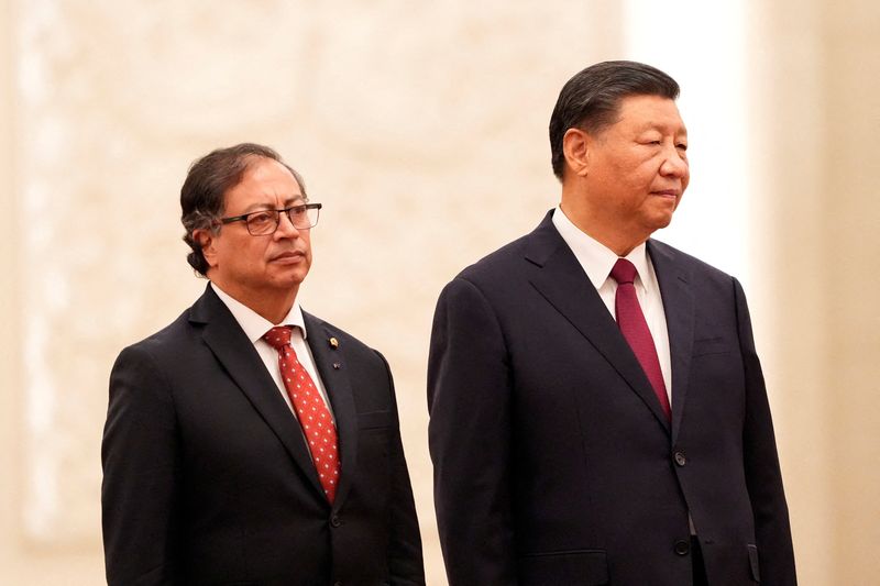 &copy; Reuters. Gustavo Petro e Xi Jinping em Pequim
 25/10/2023   Ken Ishii/Pool via REUTERS