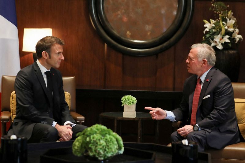 &copy; Reuters. El rey Abdullah de Jordania se reúne con el presidente de Francia, Emmanuel Macron, en el palacio Al Husseiniya en Amman, Jordania, 25 de octubre de 2023. REUTERS/Alaa Al Sukhni 