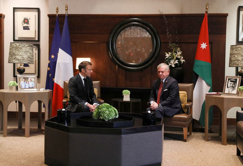&copy; Reuters. Rencontre entre Abdallah II, roi de Jordanie, et le président français Emmanuel Macron à Amman, en Jordanie. /Photo prise le 25 octobre 2023/REUTERS/Alaa Al Sukhni