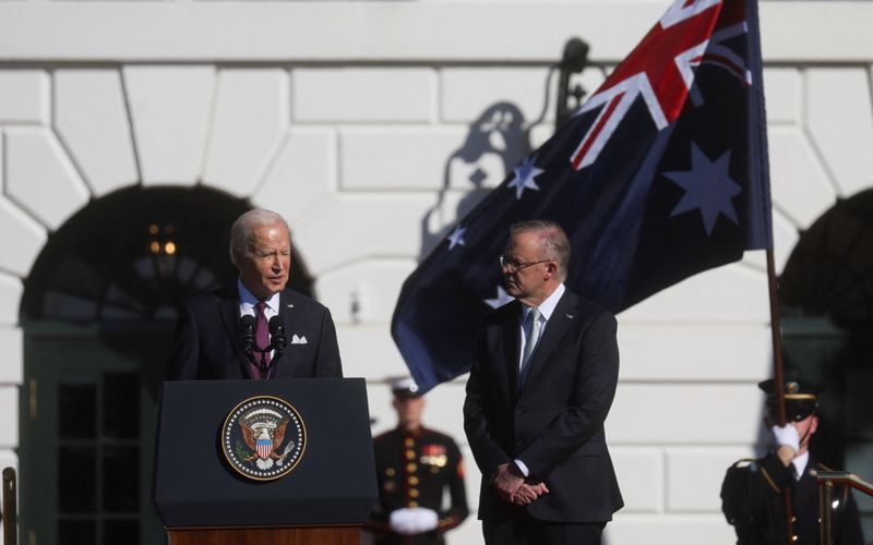 © Reuters. U.S. President Joe Biden speaks as Australia’s Prime Minister Anthony Albanese listens during an official White House State Arrival ceremony on the South Lawn of the White House in Washington, U.S., October 25, 2023. REUTERS/Leah Millis