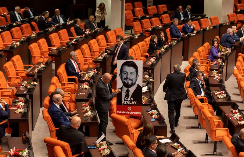 &copy; Reuters. نائب بحزب العمال التركي يعرض صورة لجان أتالاي عضو الحزب المسجون خلال حفل أداء اليمين في البرلمان بأنقرة يوم الثاني من يونيو حزيران 2023. تصوير
