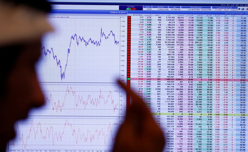 &copy; Reuters. مستثمر يراقب شاشة تعرض معلومات الأسهم في الرياض بصورة من أرشيف رويترز.