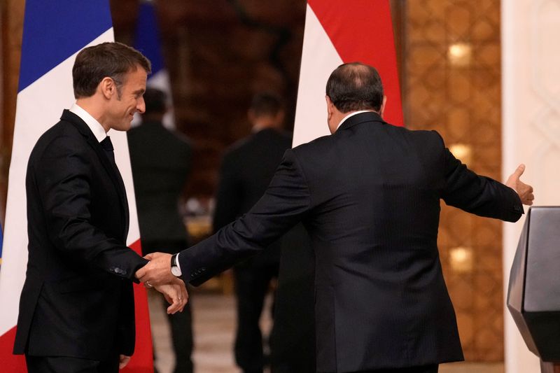 &copy; Reuters. Emmanuel Macron lors d'une visite en Égypte avec le président égyptien Abdel Fattah al Sissi. /Photo prise le 25 octobre 2023/REUTERS/Christophe Ena