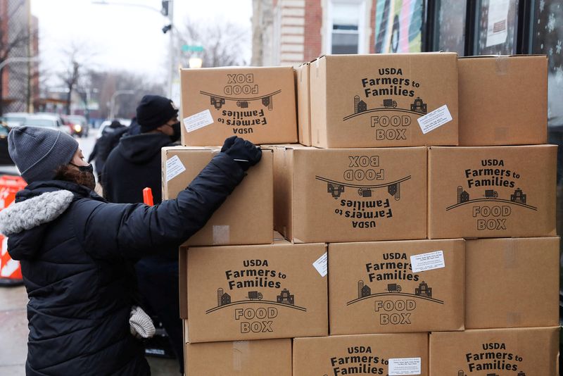 &copy; Reuters. Foto de archivo de una mujer con cajas de alimentos del USDA para ser distribuidas en una ONG en Chicago, Illinois
Mar 16, 2021. REUTERS/Daniel Acker/
