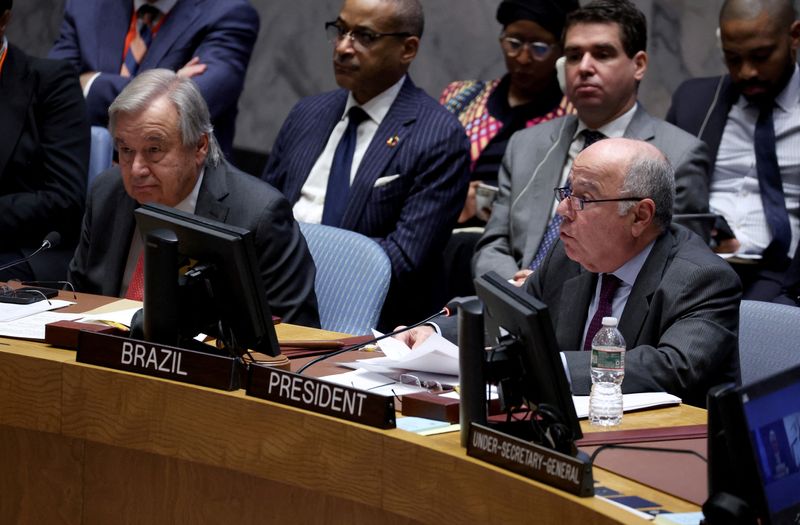 &copy; Reuters. António Guterres ao lado de Mauro Vieira em reunião do Conselho de Segurança da ONU
 24/10/2023    REUTERS/Shannon Stapleton