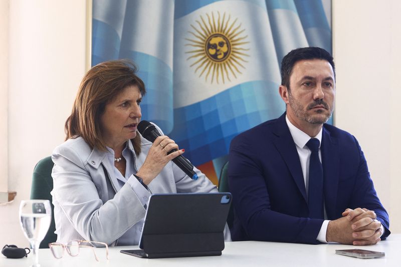 © Reuters. Conservative Patricia Bullrich, who finished third in the first round of Argentina's presidential election, attends a press conference next to Luis Petri, in Buenos Aires, Argentina October 25, 2023. REUTERS/Matias Baglietto