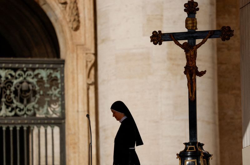 &copy; Reuters. Freira participa da audiência geral semanal na Praça de São Pedro, no Vaticano
11/10/2023
REUTERS/Remo Casilli