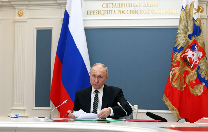 &copy; Reuters. الرئيس الروسي فلاديمير بوتين يتفقد مناورة عسكرية تختبر قدرة البلاد على توجيه ضربة نووية انتقامية هائلة برا وبحرا وجوا عبر الفيديو من موسكو 