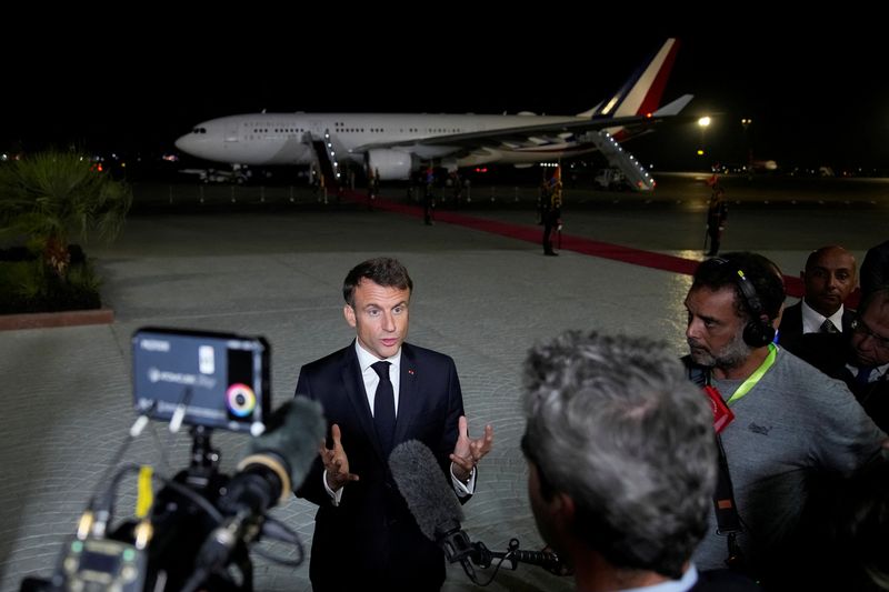 &copy; Reuters. Emmanuel Macron répond à des journalistes à l'aéroport du Caire, en Égypte. /Photo prise le 25 octobre 2023/REUTERS/Christophe Ena