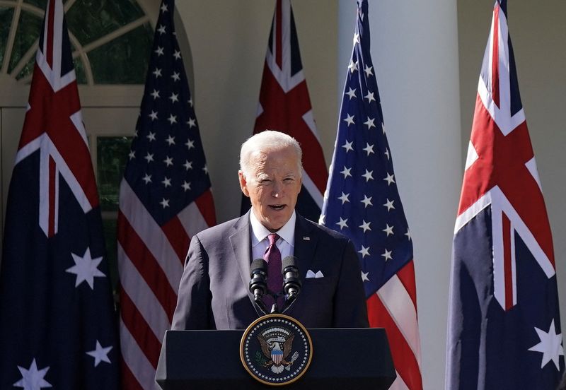 &copy; Reuters. الرئيس الأمريكي جو بايدن يتحدث في مؤتمر صحفي مشترك مع رئيس الوزراء الأسترالي أنتوني ألبانيز (ليس في الصورة) في البيت الأبيض يوم 25 أكتوبر تشر