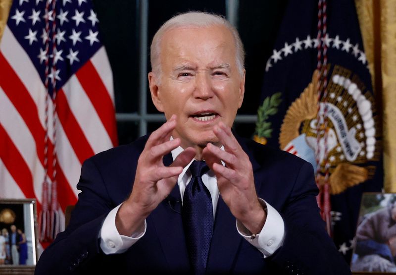 © Reuters. U.S.  President Joe Biden delivers a prime-time address to the nation about his approaches to the conflict between Israel and Hamas, humanitarian assistance in Gaza and continued support for Ukraine in their war with Russia, from the Oval Office of the White House in Washington, U.S. October 19, 2023. REUTERS/Jonathan Ernst/Pool