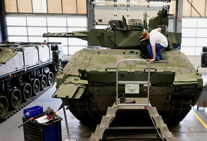 © Reuters. FILE PHOTO: An employee works on a Lynx fighting vehicle at a production line at the plant of German company Rheinmetall, which produces weapons and ammunition for tanks and artillery, during a media tour in Unterluess, Germany, June 6, 2023. REUTERS/Fabian Bimmer/File Photo