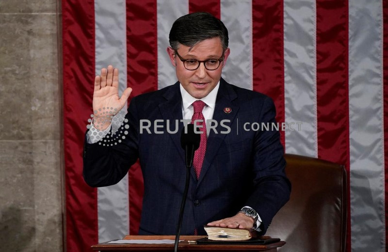 &copy; Reuters. O recém-eleito presidente da Câmara, Mike Johnson (R-LA), presta juramento no Capitólio dos EUA em Washington
25/10/2023
REUTERS/Elizabth Frantz