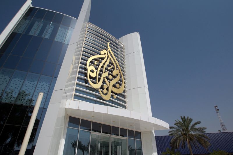 © Reuters. شعار الجزيرة يظهر على مبنى الشبكة في الدوحة في صورة من أرشيف رويترز 