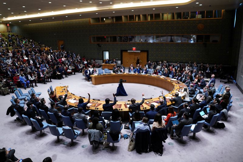 &copy; Reuters. أعضاء مجلس الأمن التابع للأمم المتحدة في نيويورك يوم الأربعاء يصوتون خلال اجتماع حول الصراع الدائر بين حركة حماس وإسرائيل في قطاع غزة. تصوي
