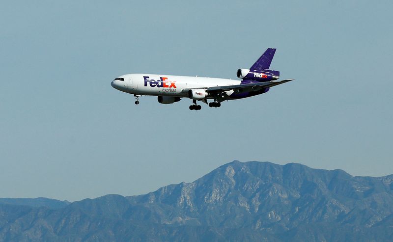 © Reuters. FILE PHOTO: A FedEx Express McDonnell Douglas MD-10-10F airplane is pictured during its approach to Los Angeles International airport in Los Angeles, California, February 11, 2015.  REUTERS/Mario Anzuoni/File Photo