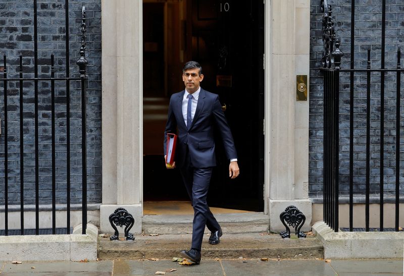 &copy; Reuters. British Prime Minister Rishi Sunak leaves 10 Downing Street to attend Prime Minister's Questions at the Houses of Parliament in London, Britain, October 18, 2023. REUTERS/Clodagh Kilcoyne