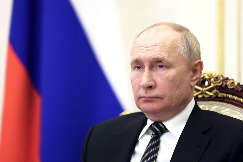 &copy; Reuters. الرئيس الروسي فلاديمير بوتين خلال اجتماع في موسكو يوم الأربعاء. صورة لرويترز من ممثل لوكالات الأنباء. 