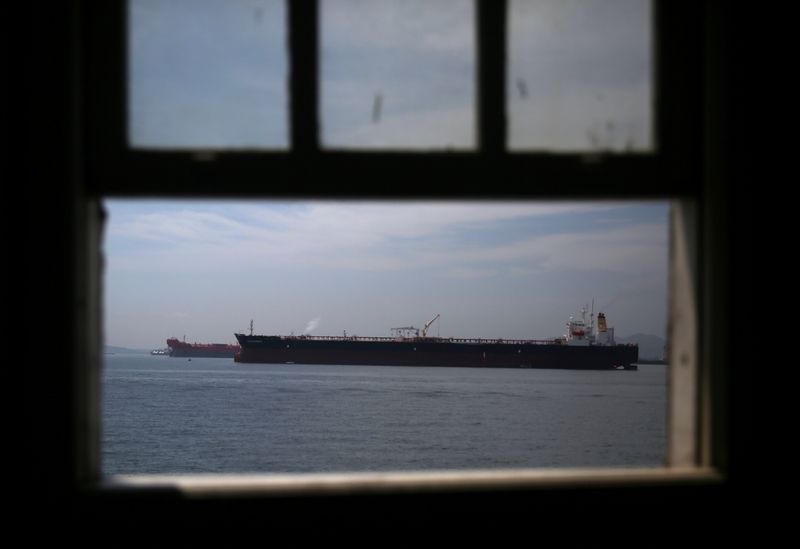&copy; Reuters. Navio petroleiro na baía de Guanabara, no Rio de Janeiro
07/10/2017
REUTERS/Pilar Olivares