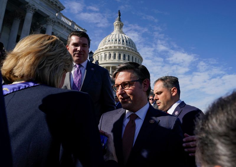 © Reuters. Newly elected Speaker of the House Mike Johnson (R-LA) is congratulated by Republican members of Congress on the outer steps of the House of Representatives after being elected the new Speaker at the U.S. Capitol in Washington, U.S., October 25, 2023. REUTERS/Nathan Howard