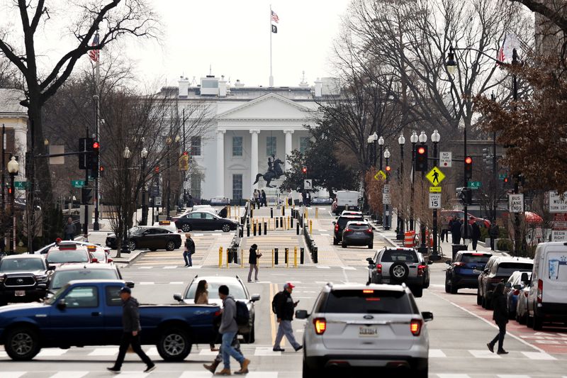 &copy; Reuters. 　米メディアによると、バイデン政権は来週３０日にＡＩに関する大統領令を発表する見込み。写真はホワイトハウス前で２月撮影（２０２３年　ロイター／Jonathan Ernst）